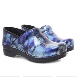 Brand new Dansko Professional Brush Patent clog in blue, never worn!